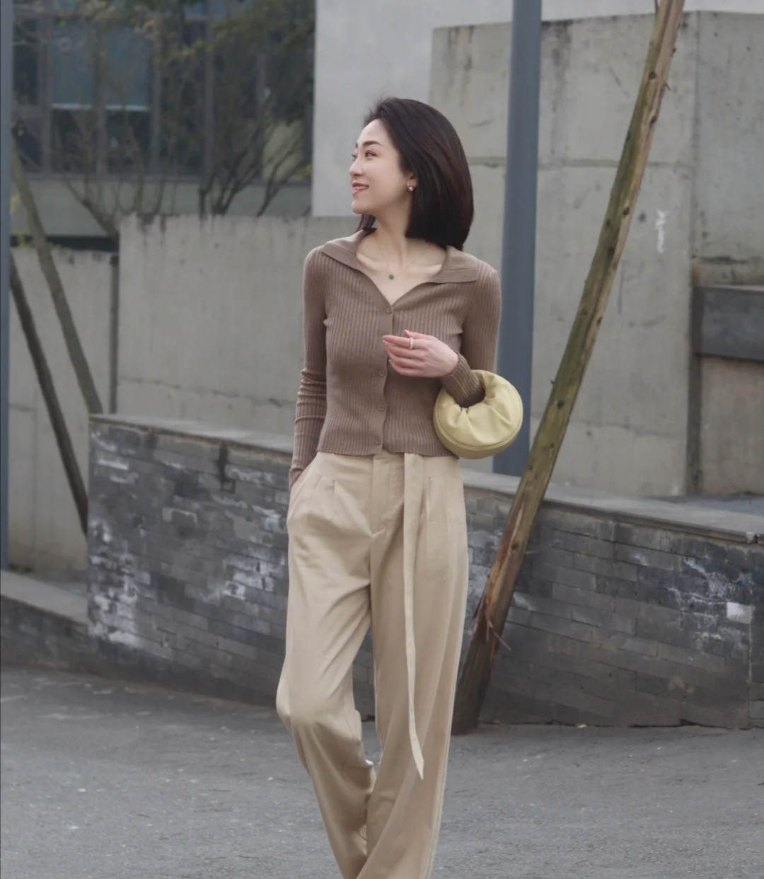 今春阔腿裤又流行起来配衬衫优雅搭针织衫减龄照着穿准没错
