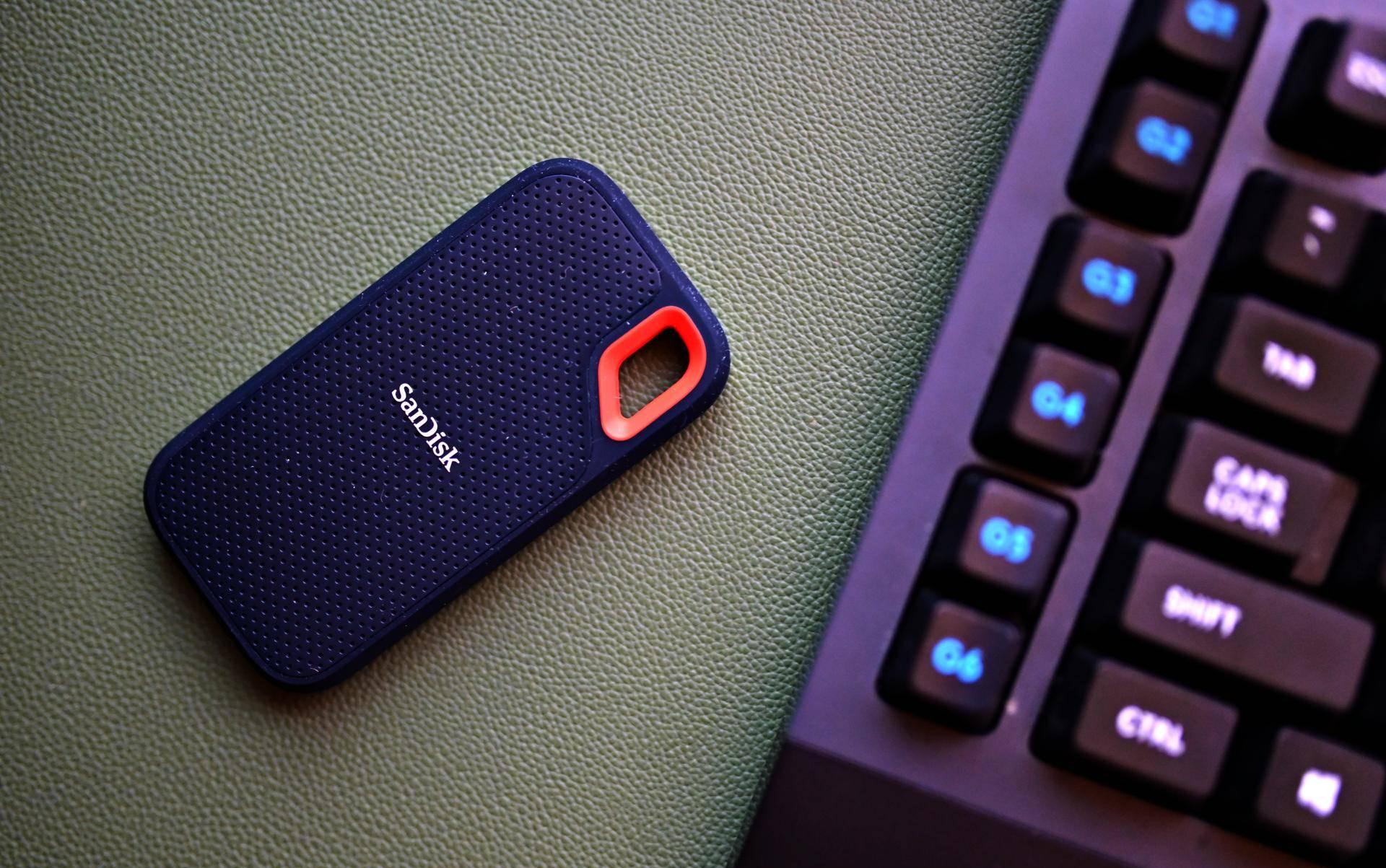 550ms移动硬盘中的战斗机闪迪e60开箱