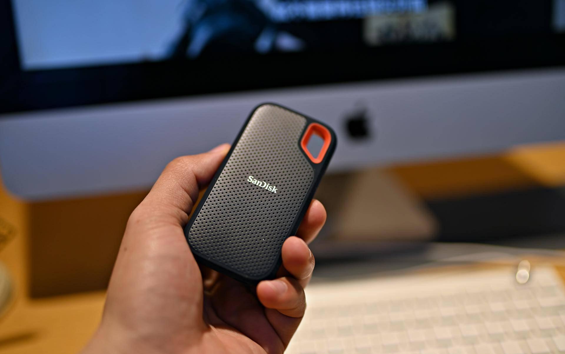 550ms移动硬盘中的战斗机闪迪e60开箱