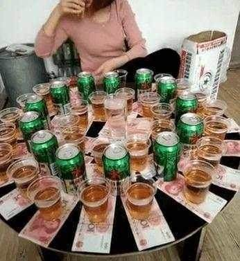 土豪男为显摆自己不差钱把钱放酒杯下让女子喝结果尴尬不已