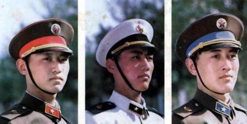 1985年，中国推出了85式军服，肩章上为何没有军衔？