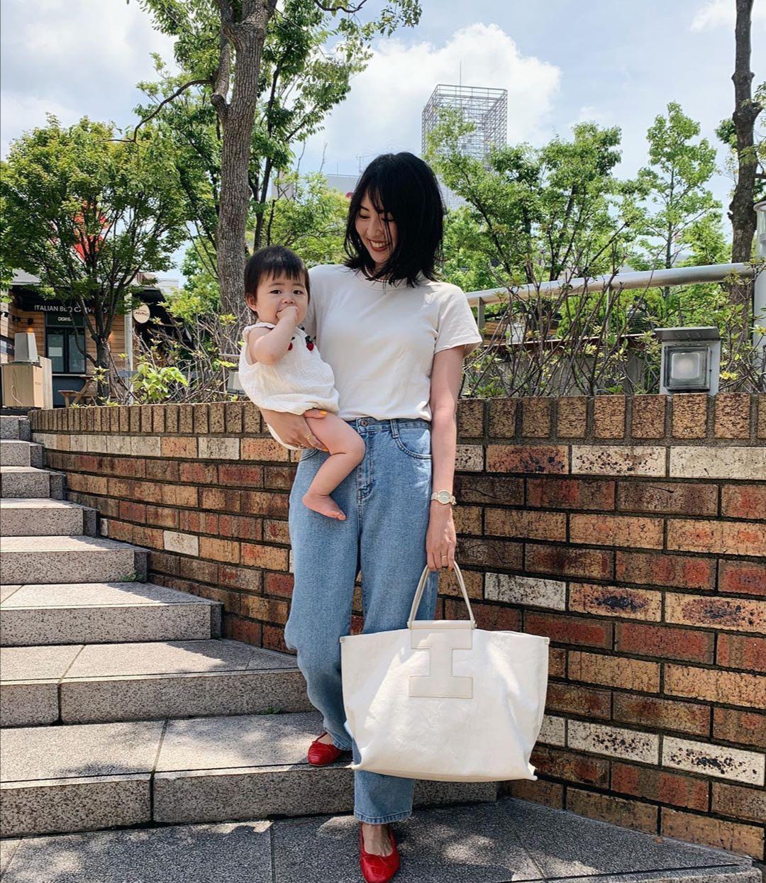 宝妈穿搭更要讲究日本模特带娃扮靓两不误时尚大气又高级