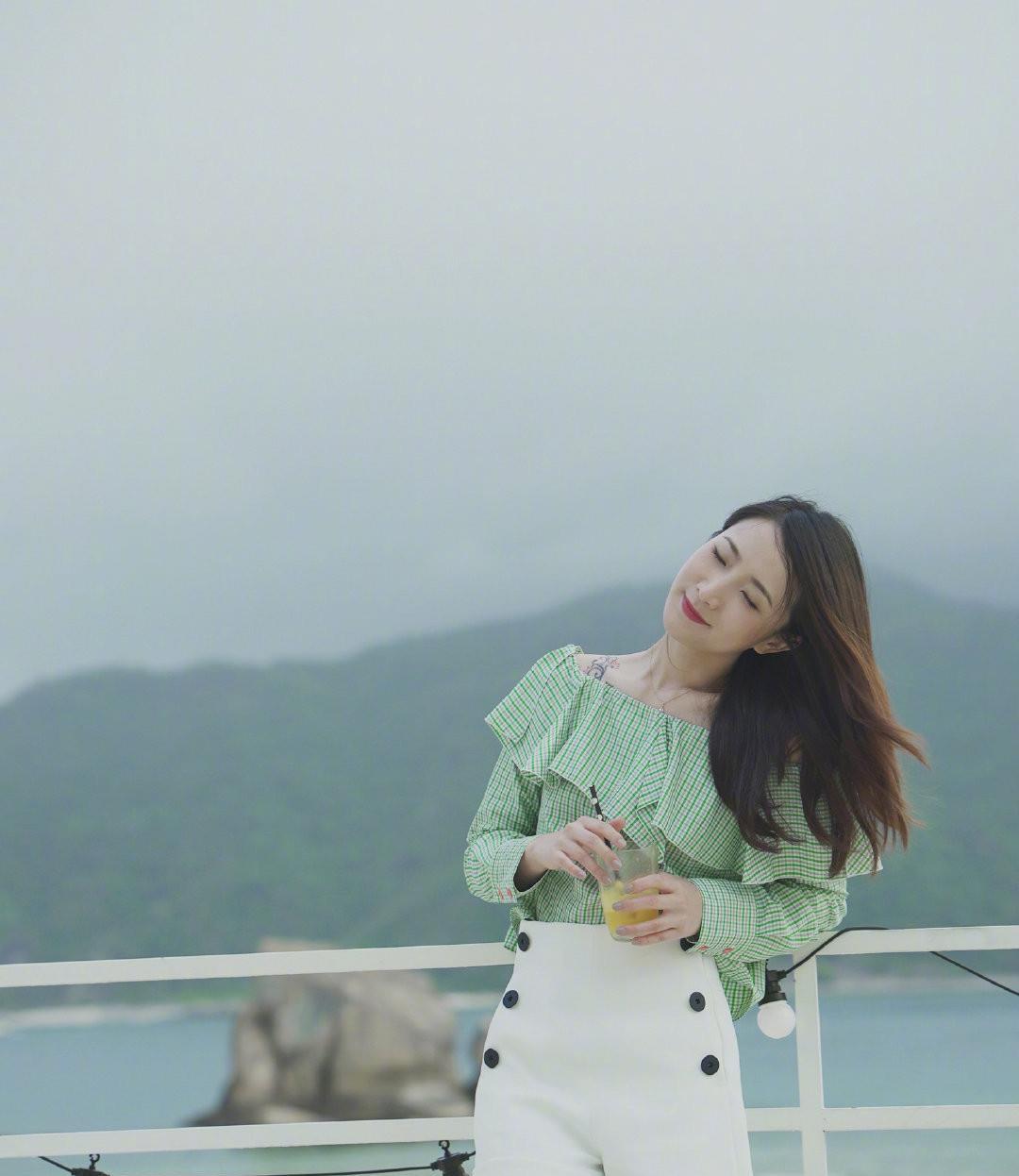 陈赫前妻许婧离婚后真养眼,穿露肩衫秀纹身直尺肩,歪头杀好俏皮