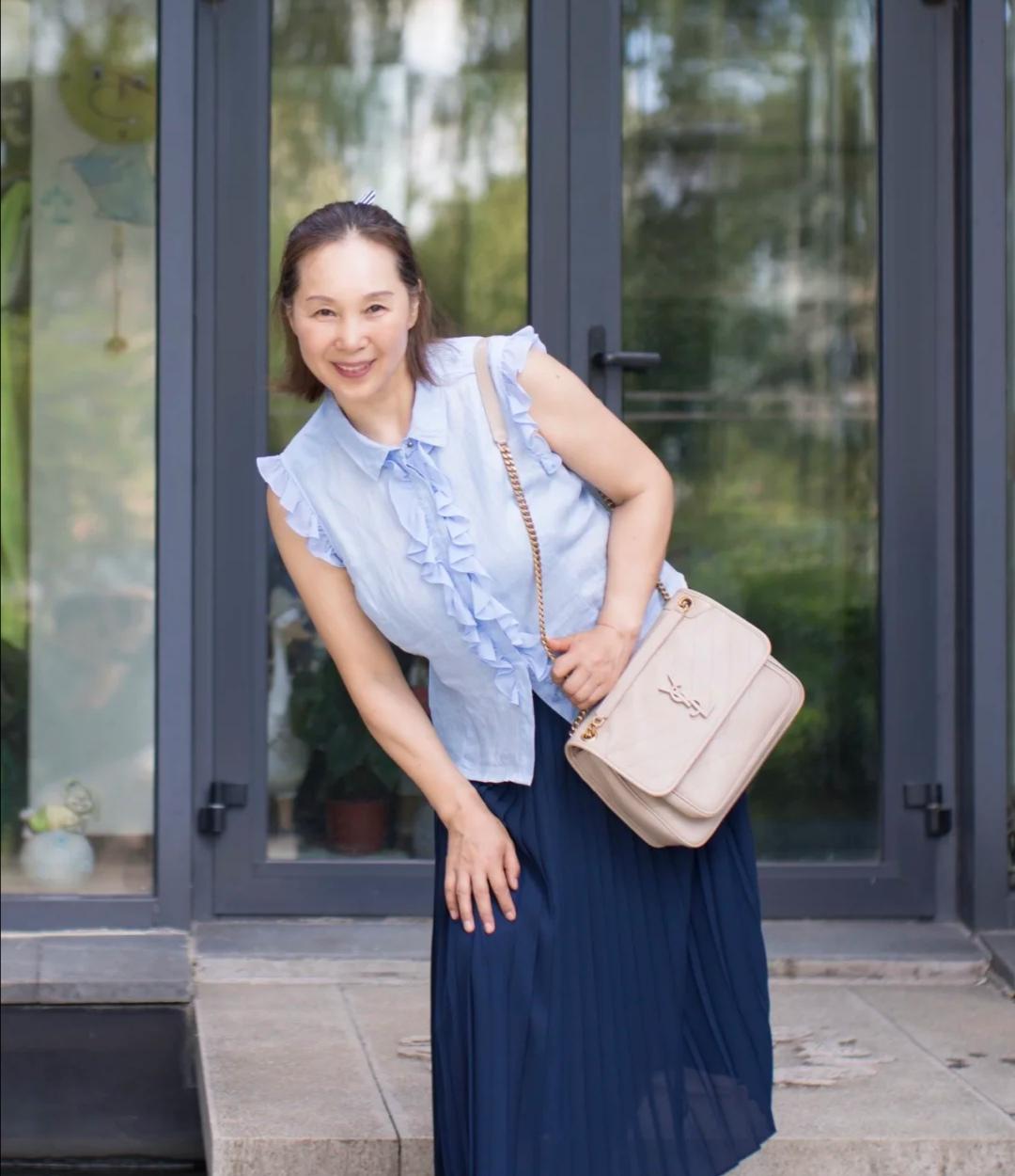 这位65岁奶奶的穿搭真养眼端庄优雅不做作时尚感不输年轻人