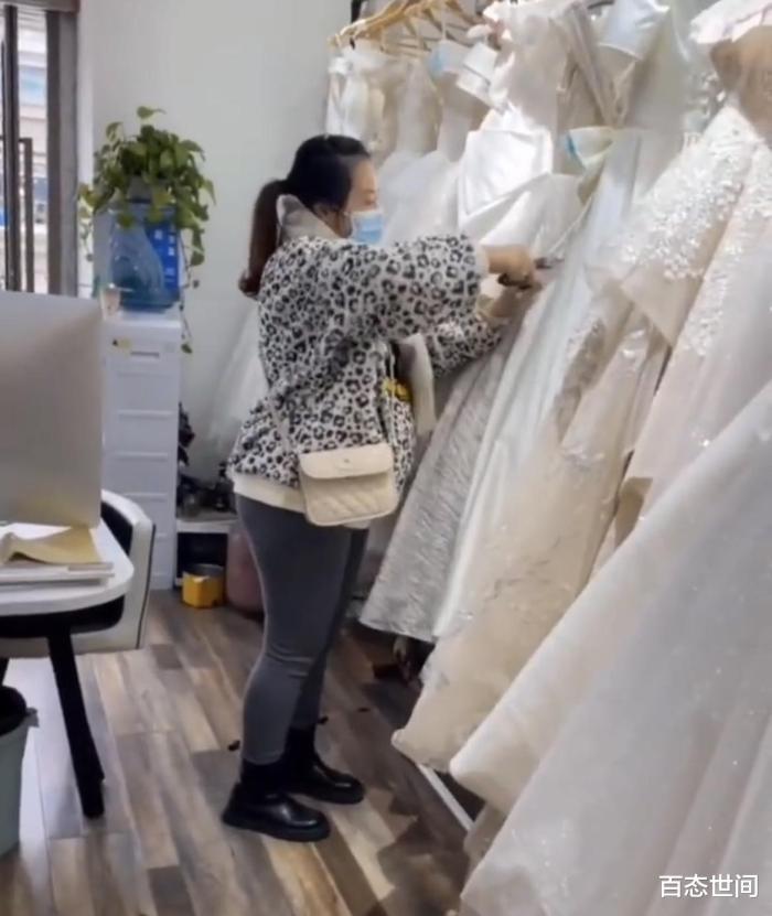 重庆一女子与婚纱店起争执怒剪十余件昂贵婚纱，店员拍下任性画面休闲区蓝鸢梦想 - Www.slyday.coM