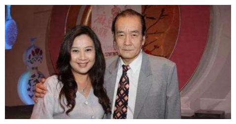 55岁女歌手被弃尸公墓,上身赤裸下身受辱,牙齿被拔光死亡超一周__财经