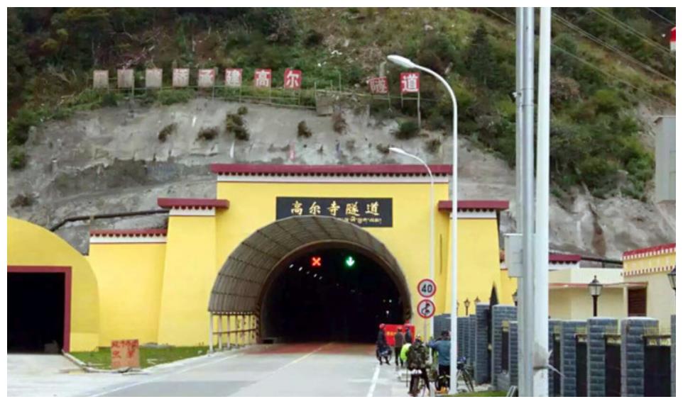 g318四川高尔寺隧道两侧长陡下坡东侧119km西侧192km