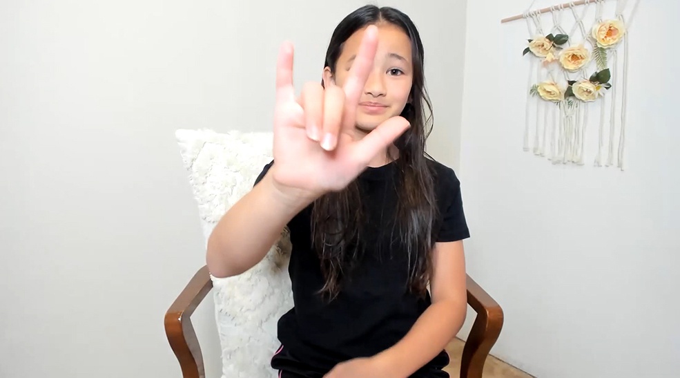 《哥斯拉大战金刚》曝"守护女孩"特辑 聋哑小女孩动情出演获赞__财经