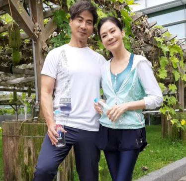 58岁俞小凡近况曝光一脸冻龄身材完美与丈夫翁家明甜如初恋