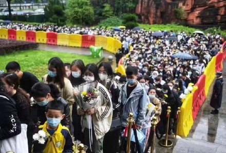 送别袁隆平院士，夫人坐轮椅上泪别，市民难掩不舍久久不愿离去休闲区蓝鸢梦想 - Www.slyday.coM