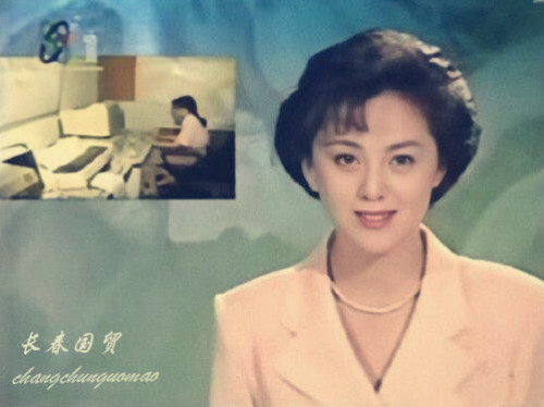 照片中的海霞模样青涩,端庄文静,青春靓丽,气质非常好.