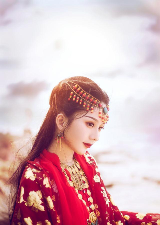 青丝素挽倾城颜,眸光潋滟灼风华.汉服小仙女