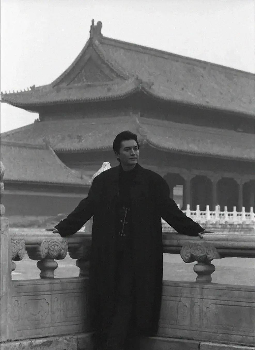 尊龙不愧是"亚洲第一美男",长款黑色大衣加身,尽显贵族气质