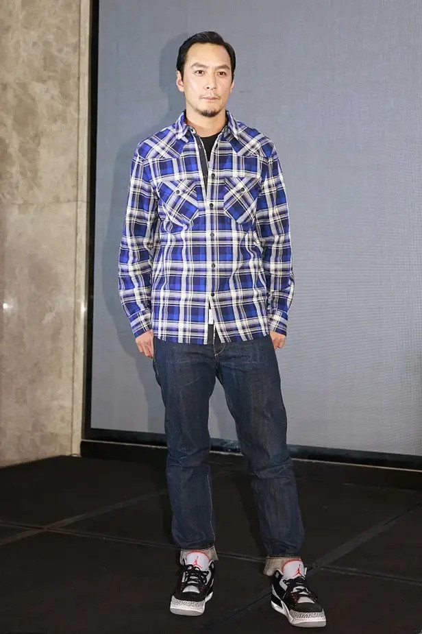 吴彦祖发际线后移显苍老穿牛仔外套配眼镜低调的和粉丝合影