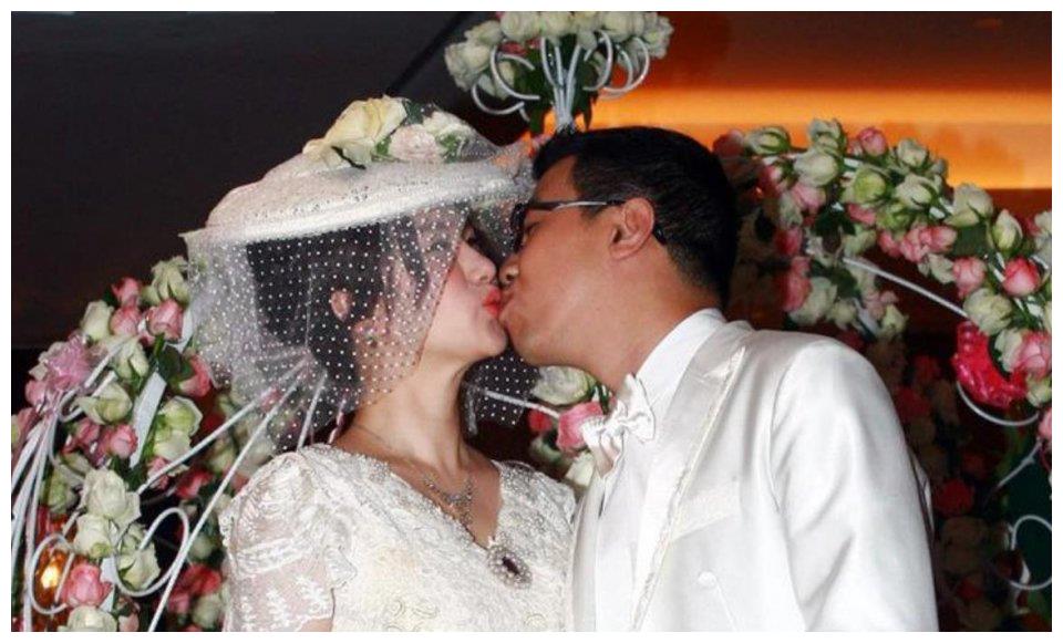 她是王晶一手捧红的"晶女郎",嫁入豪门婚姻美满,今成霸道总裁