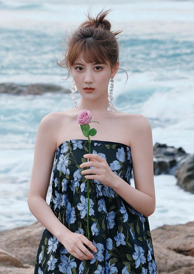 李艺彤海边沐风大片香气萦绕穿印花裙手执鲜花美好烂漫