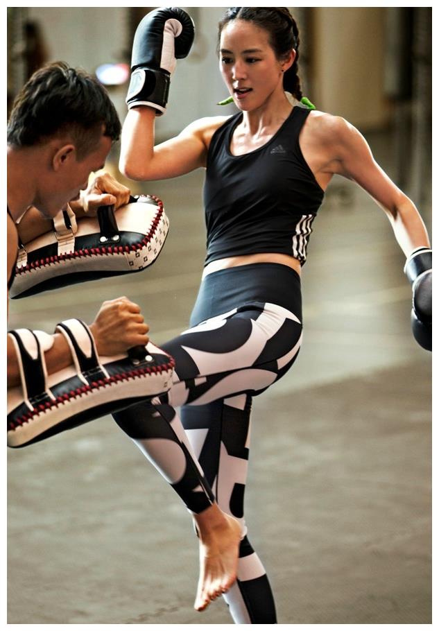 在综艺节目里,张钧甯第一个起床,先起来做冥想瑜伽,然后叫醒其他人跟