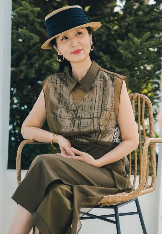 年过五十穿衣不要太老气不要刻意装嫩优雅知性的叠穿更有品位