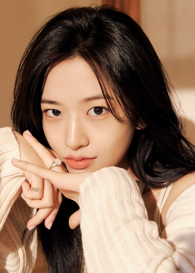 韩国女团ive成员安宥真最新代言宣传照曝光