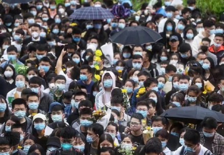 送别袁隆平院士，夫人坐轮椅上泪别，市民难掩不舍久久不愿离去休闲区蓝鸢梦想 - Www.slyday.coM