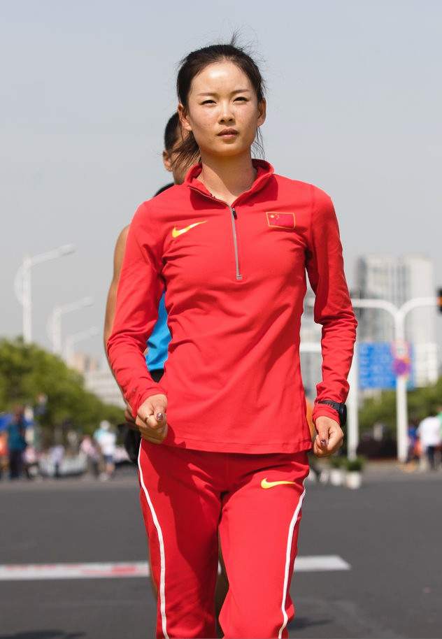 竞走女神杨家玉虽败犹荣不言放弃搭配运动风展现巾帼风