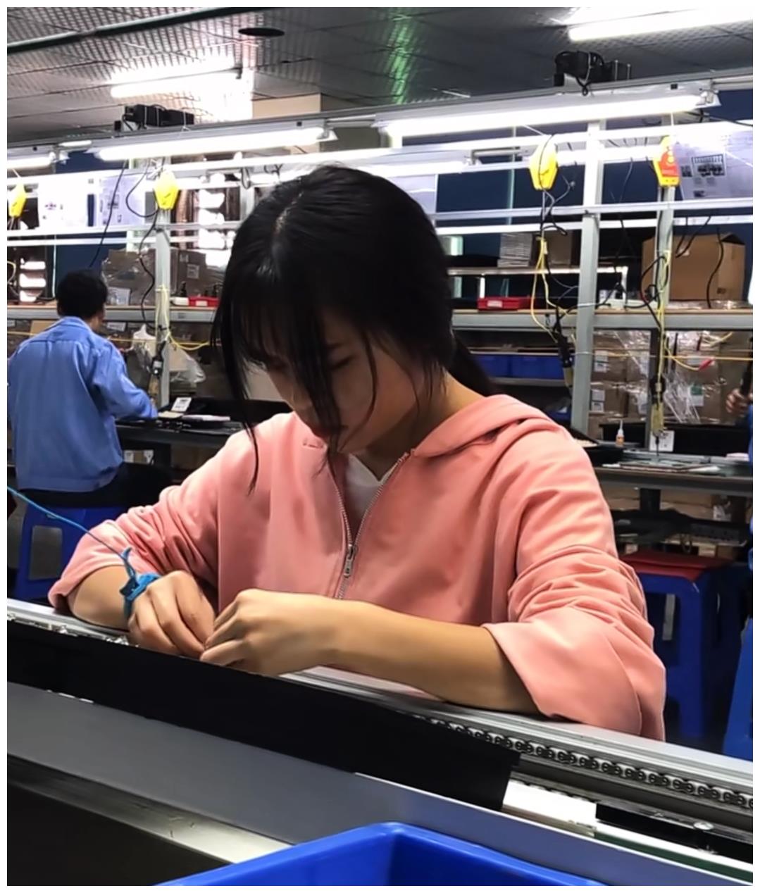 最近在工厂打工的小刘就向作者爆料,说自己跟女朋友在同一间工厂上班