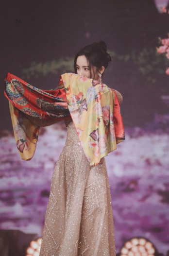 杨幂身披丝巾,展露优美身材.__财经头条
