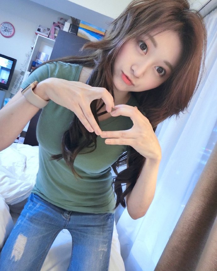 乖巧可人的小姐姐,比心的样子好可爱._高清图集_新浪网