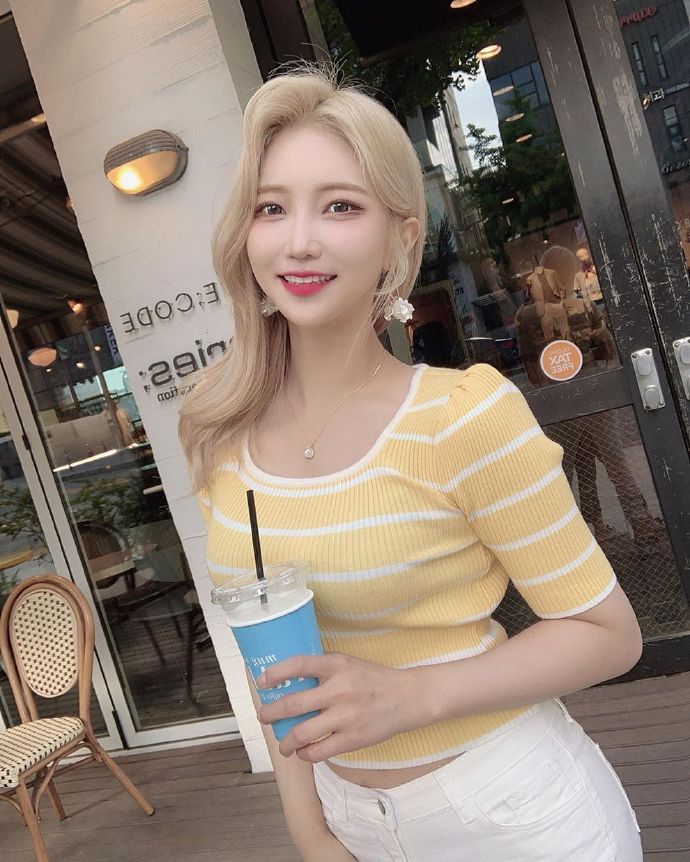 黄头发的美女小姐姐娇美又大方