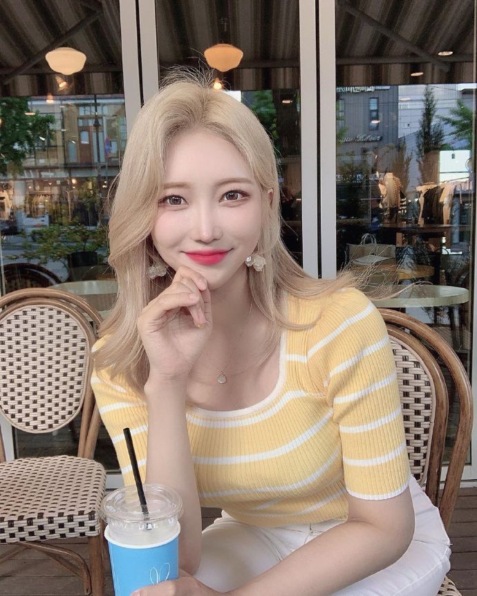 黄头发的美女小姐姐娇美又大方