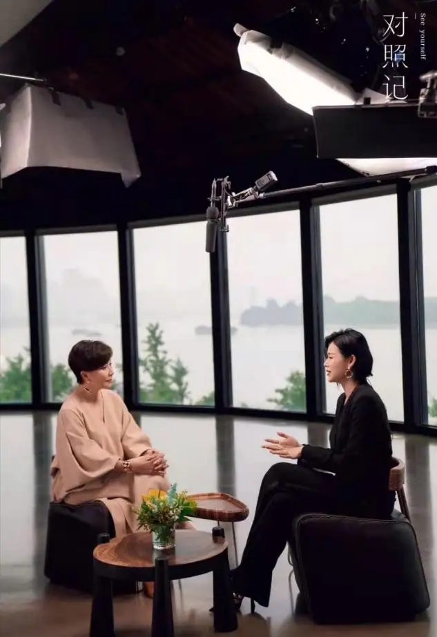 胡杏儿和刘嘉玲同框，一个霸气干练有内涵，一个柔美清新有技巧|刘嘉玲|胡杏儿|简约_新浪新闻