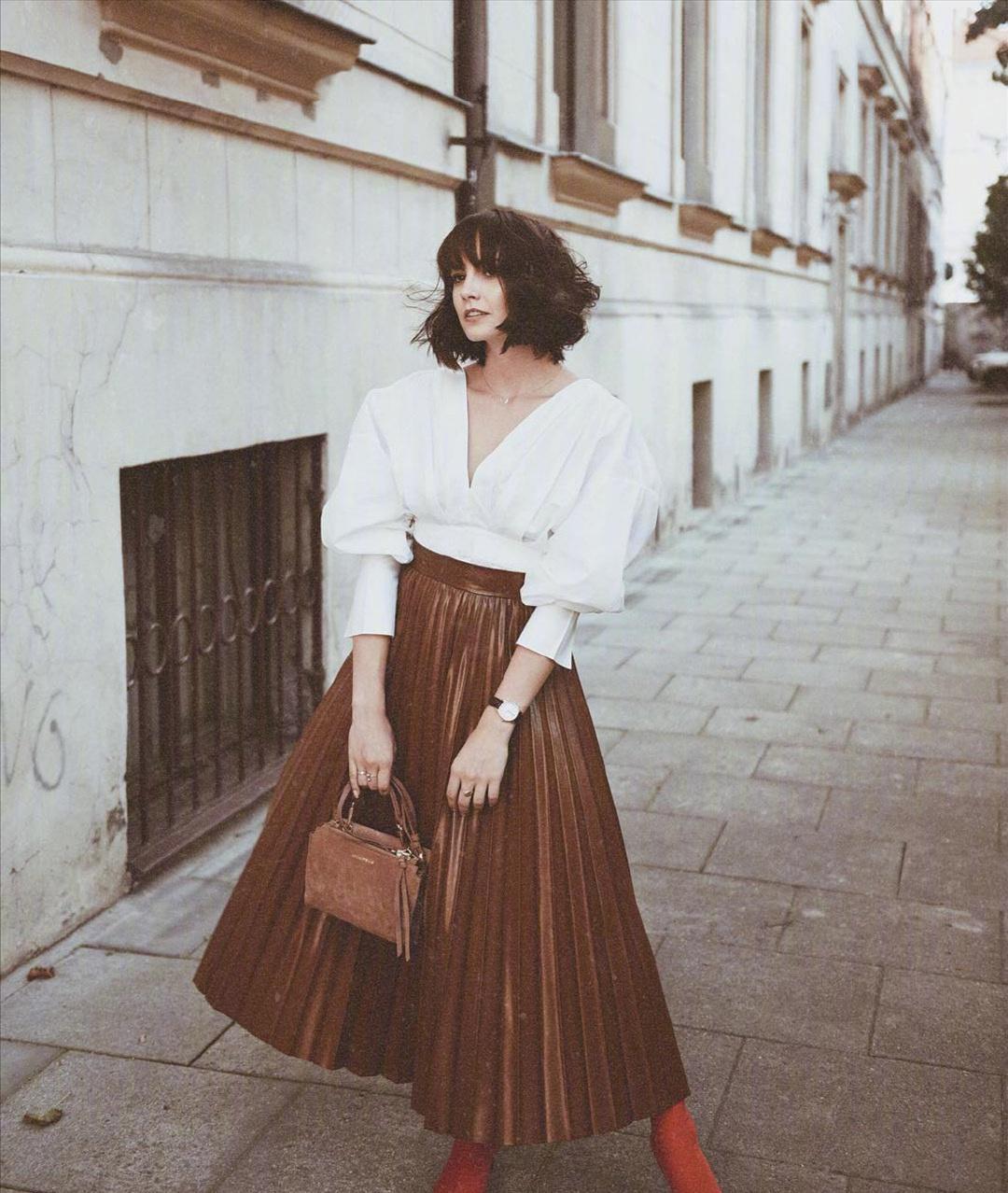 慵懒随性的夏日穿搭,美女博主演示法式风格搭配,简约时尚又高级