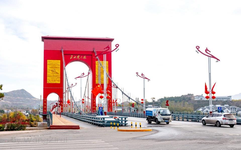 无人机在赤岸村上空,由西向东航拍的涉县赤水湾大桥.