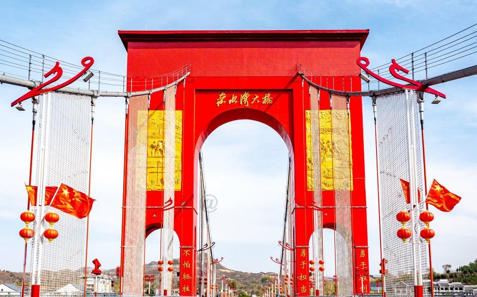 无人机在赤岸村上空,由西向东航拍的涉县赤水湾大桥.