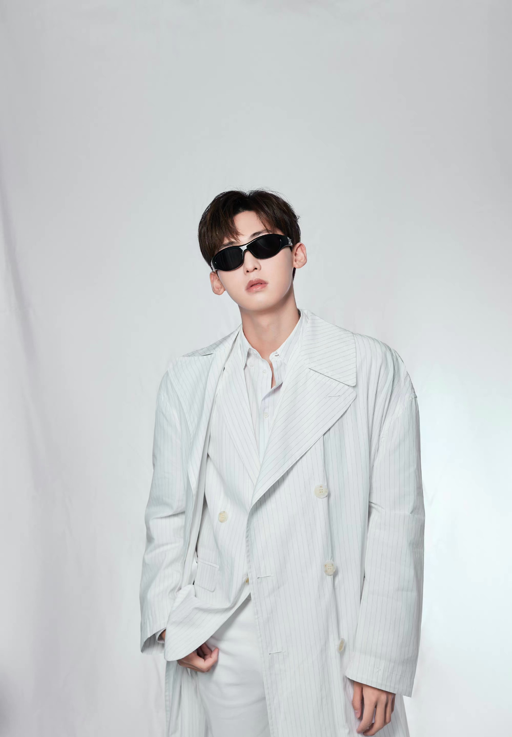 唐九洲清冷氛围感写真大片!条纹风衣时尚个性_高清图集_新浪网