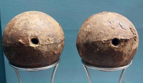 落后的金属冶炼加工技术所限,古代火炮只能发射实心的石弹,铁弹或铅弹