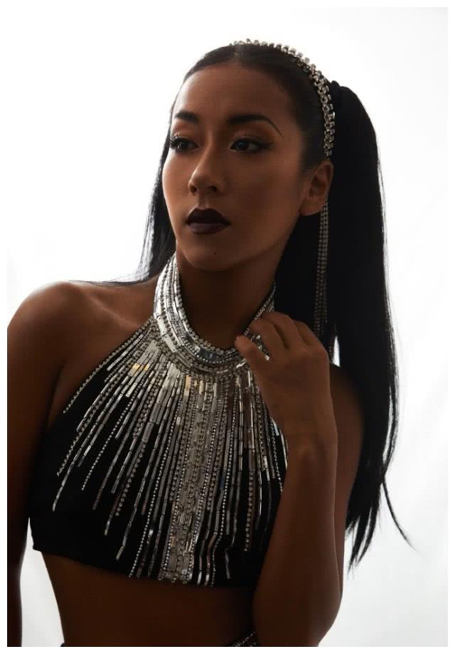 吉克隽逸近照黑得发光 被调侃"刚从非洲回" 亲自回应:在美白了