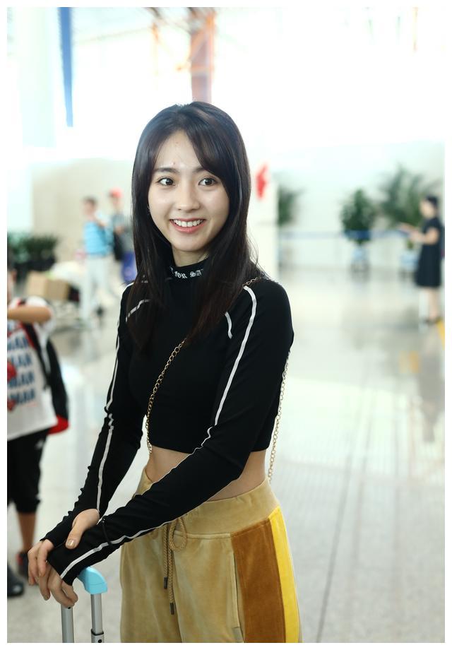 邢菲现身北京机场身穿黑色露腰上衣 卡其色长裤
