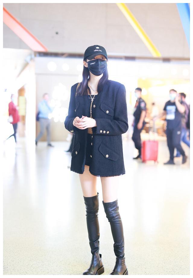 关晓彤穿黑色西装搭过膝长靴现身机场,网友:这腿是真实存在的吗__财经
