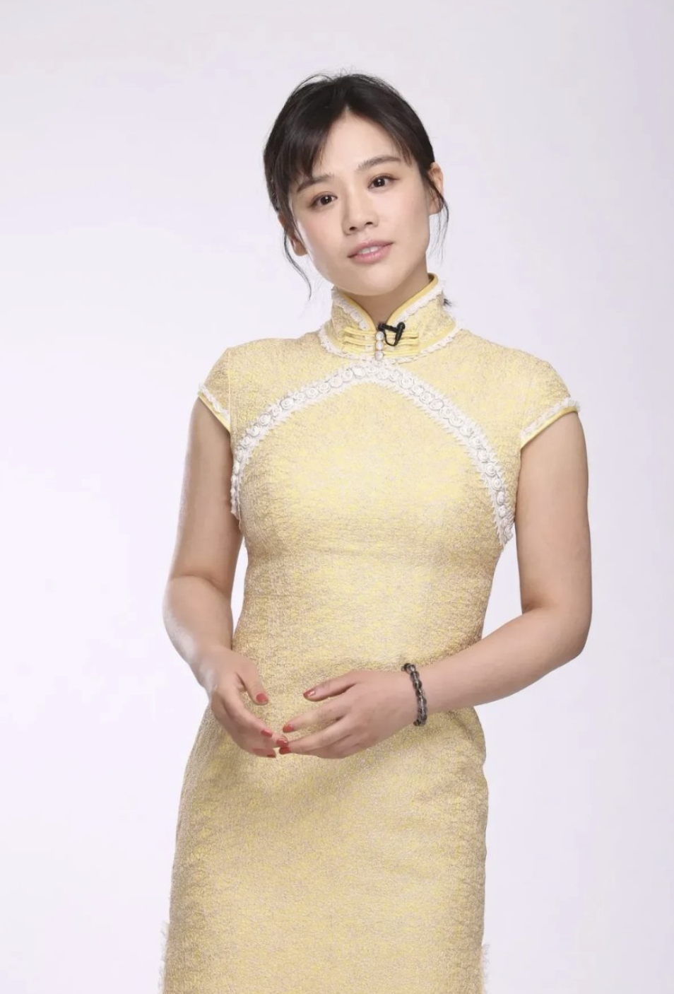 马思纯穿旗袍无修图曝光蝴蝶臂拜拜肉也难掩高颜值