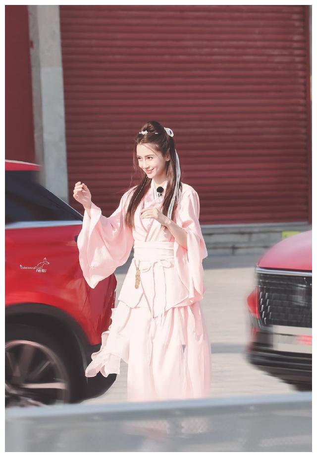 《跑男》angelababy一身粉嫩古装,有当年《花田喜事》的灵气!
