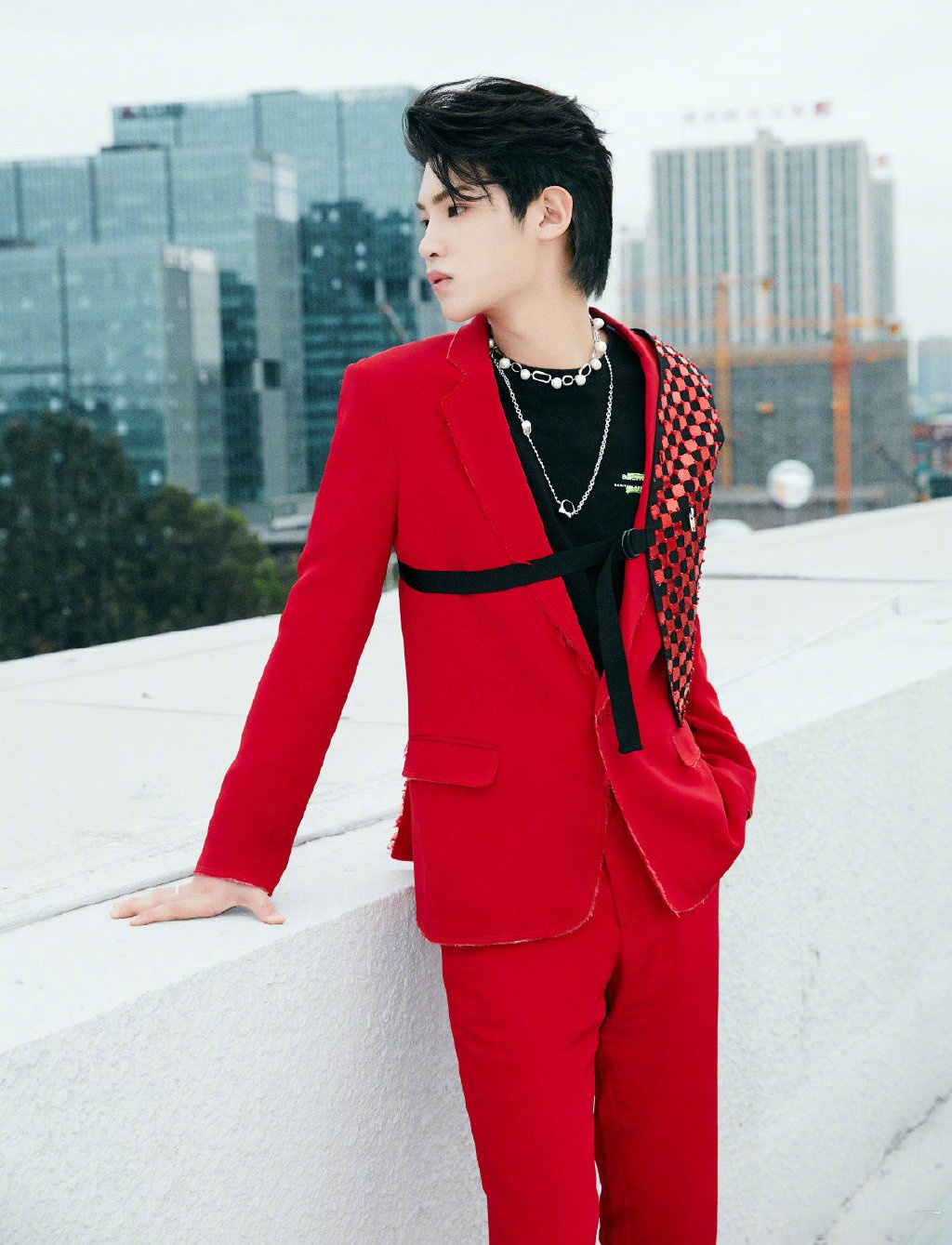 黄明昊身穿烈焰红西服套装,明亮时尚,时刻散发舞台魅力