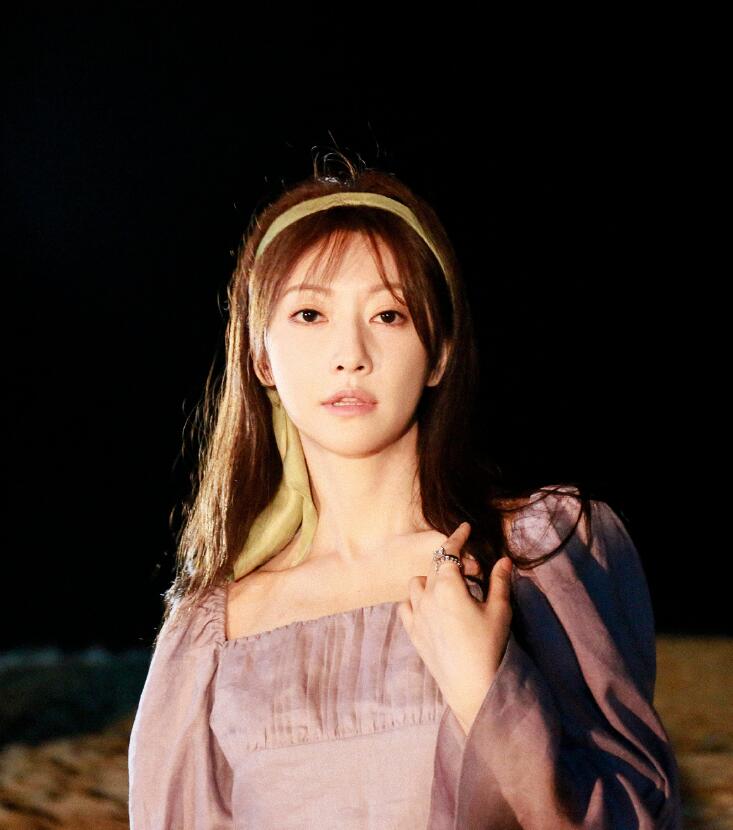 余玥海边夜色写真来啦!温柔妩媚的气质__财经头条