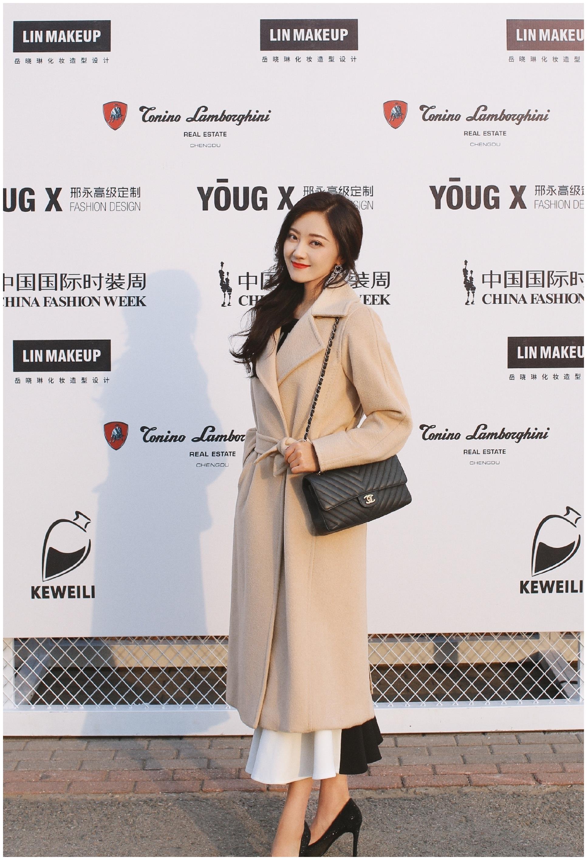 玖月奇迹王小玮离婚后更有风韵,针织衫配鱼尾裙秀身段,女人十足