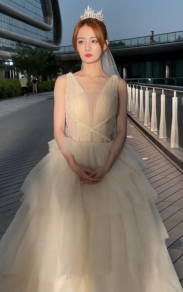 徐璐穿婚纱拍戏超浪漫 见镜头可爱比剪刀手