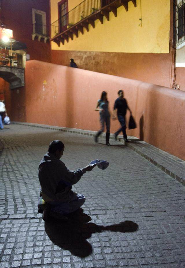 为什么火车站附近总有一些年轻女孩跪地“要钱”，你遇到过吗？休闲区蓝鸢梦想 - Www.slyday.coM