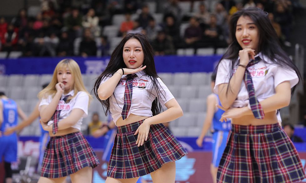 篮球啦啦宝贝长发飘飘 大秀身材热舞助威