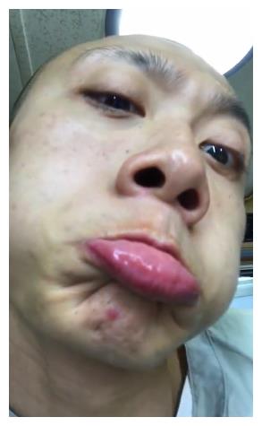 张一山罕见晒出了一张搞笑自拍照,照片中的他歪着头咧嘴大笑,笑出一脸