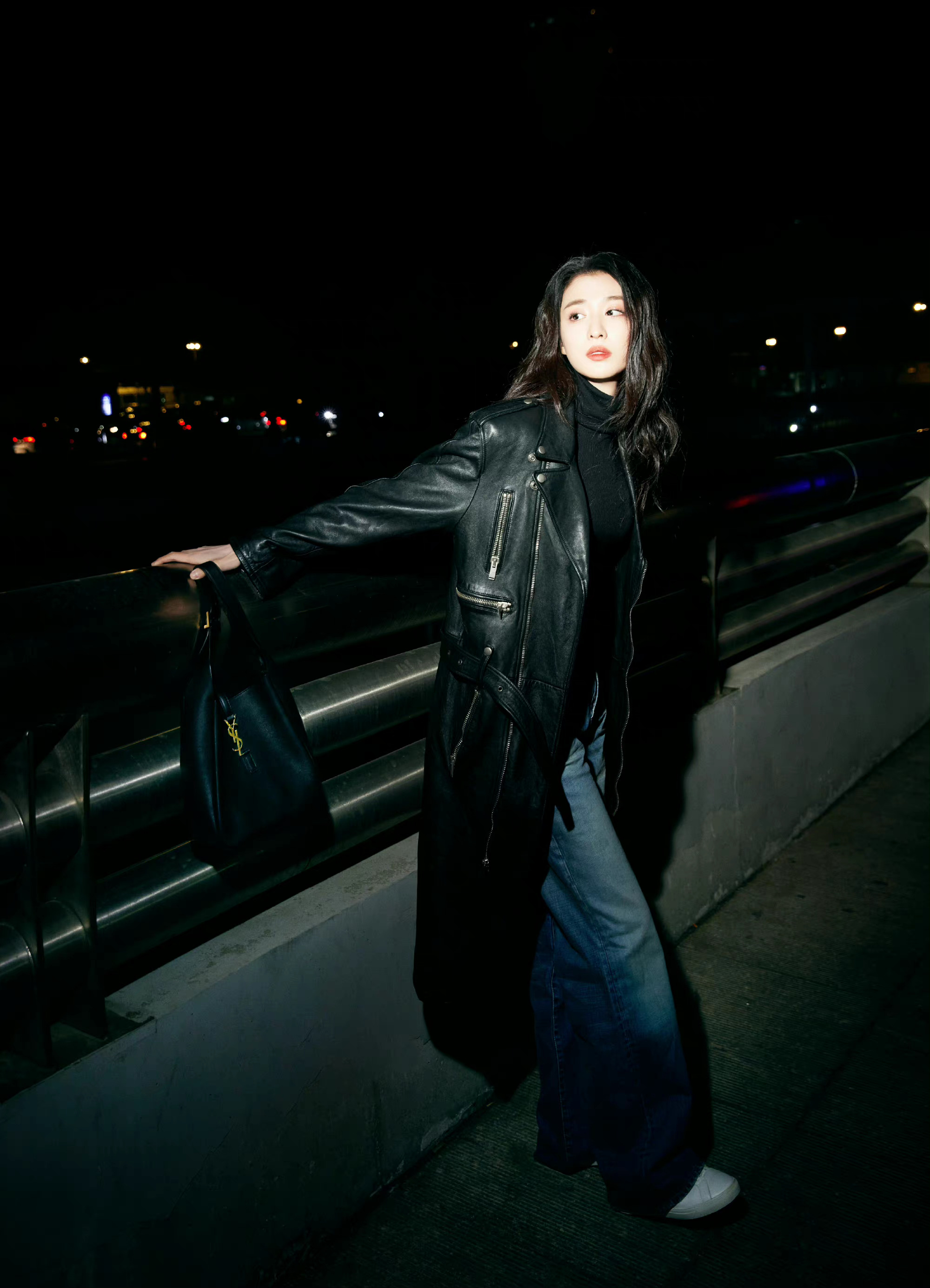 王楚然出发前往巴黎时装周身着黑色长皮衣搭配牛仔裤