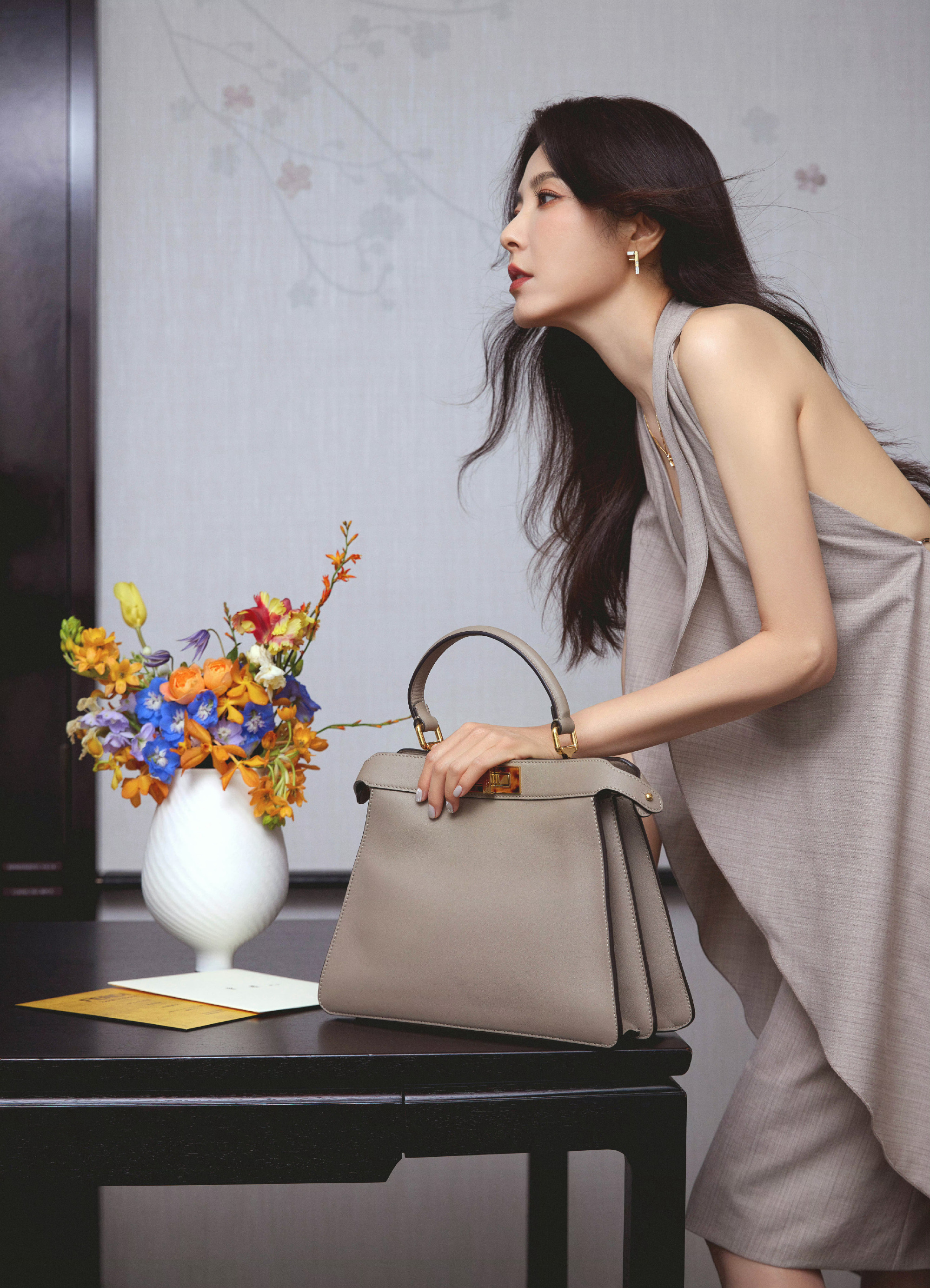 曾黎造型大片来啦!大地色系露背连衣裙性感优雅